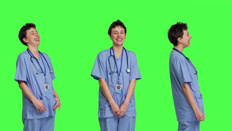Fröhlicher-Lächelnder-Arzthelfer-Vor-Greenscreen-Hintergrund